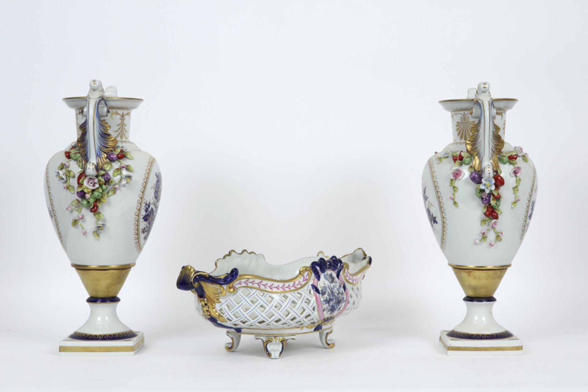 various lot with porcelain and ceramic : two pairs of sculptures and a set of a basket and a pair of - Bild 4 aus 8
