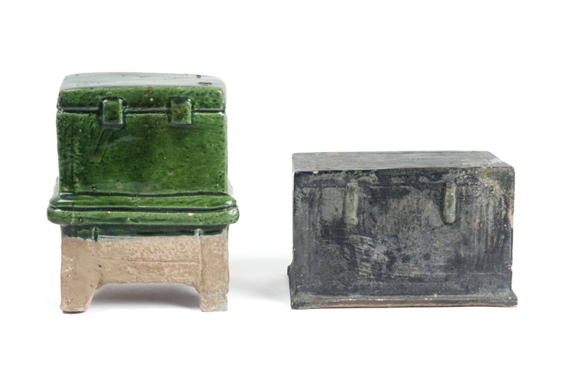 two Chinese Ming period tomb furniture items in glazed earthenware || CHINA - MING-DYNASTIE ( - Bild 5 aus 6