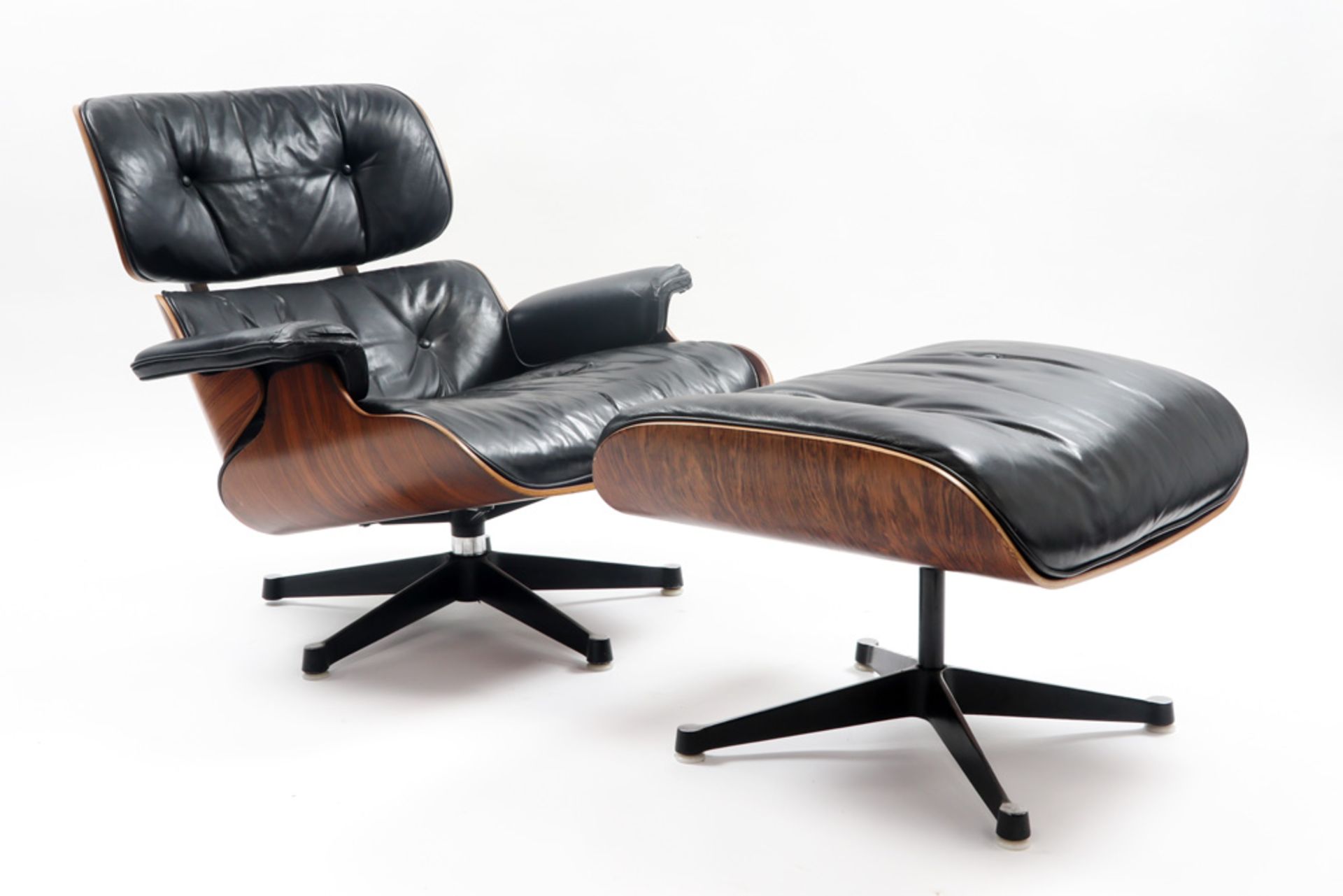 Charles Eames "Henry Miller" marked set of lounge chair and ottoman in plywood and black leather and - Bild 2 aus 4