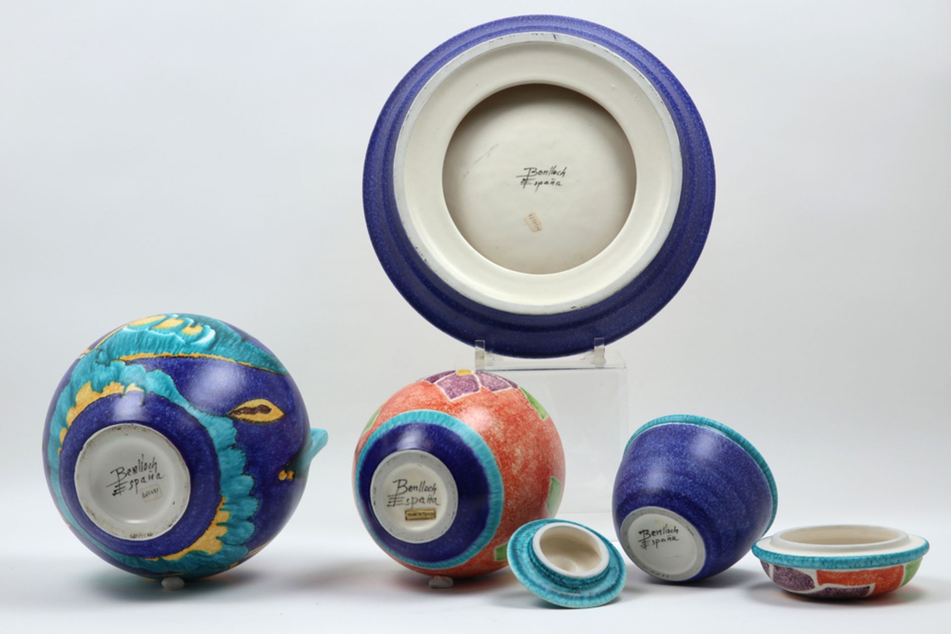 four pieces of Spanish ceramic, marked "Benlloch" || Lot van vier stuks Spaanse faïence, gemerkt " - Bild 4 aus 5