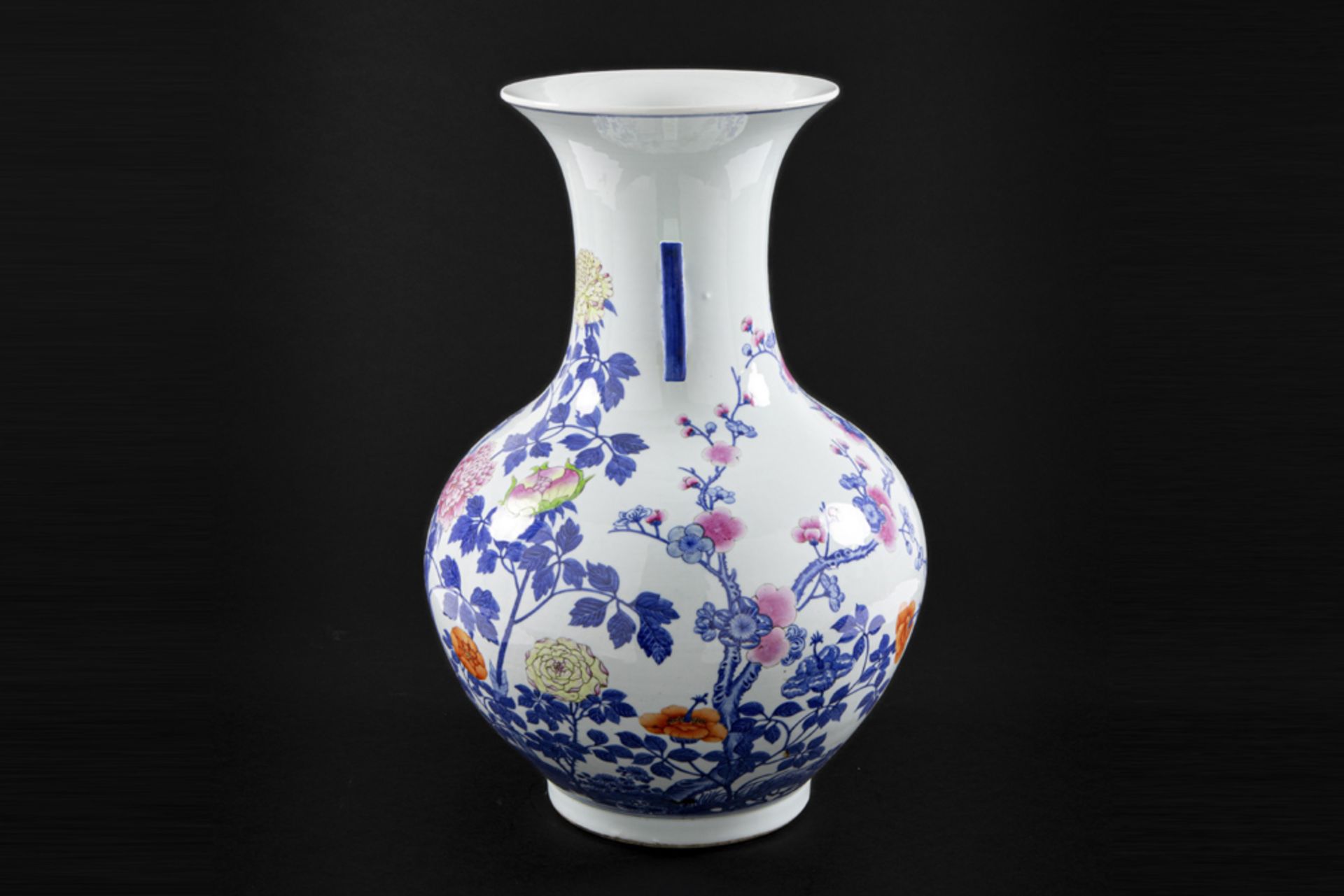 nice antique Chinese vase in marked porcelain with a blue-white and polychrome, floral decor || - Bild 2 aus 7