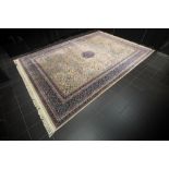 beautiful Persian Kerman in wool || Mooie Perzische Kirman met een rijk uitgewerkt floraal decor