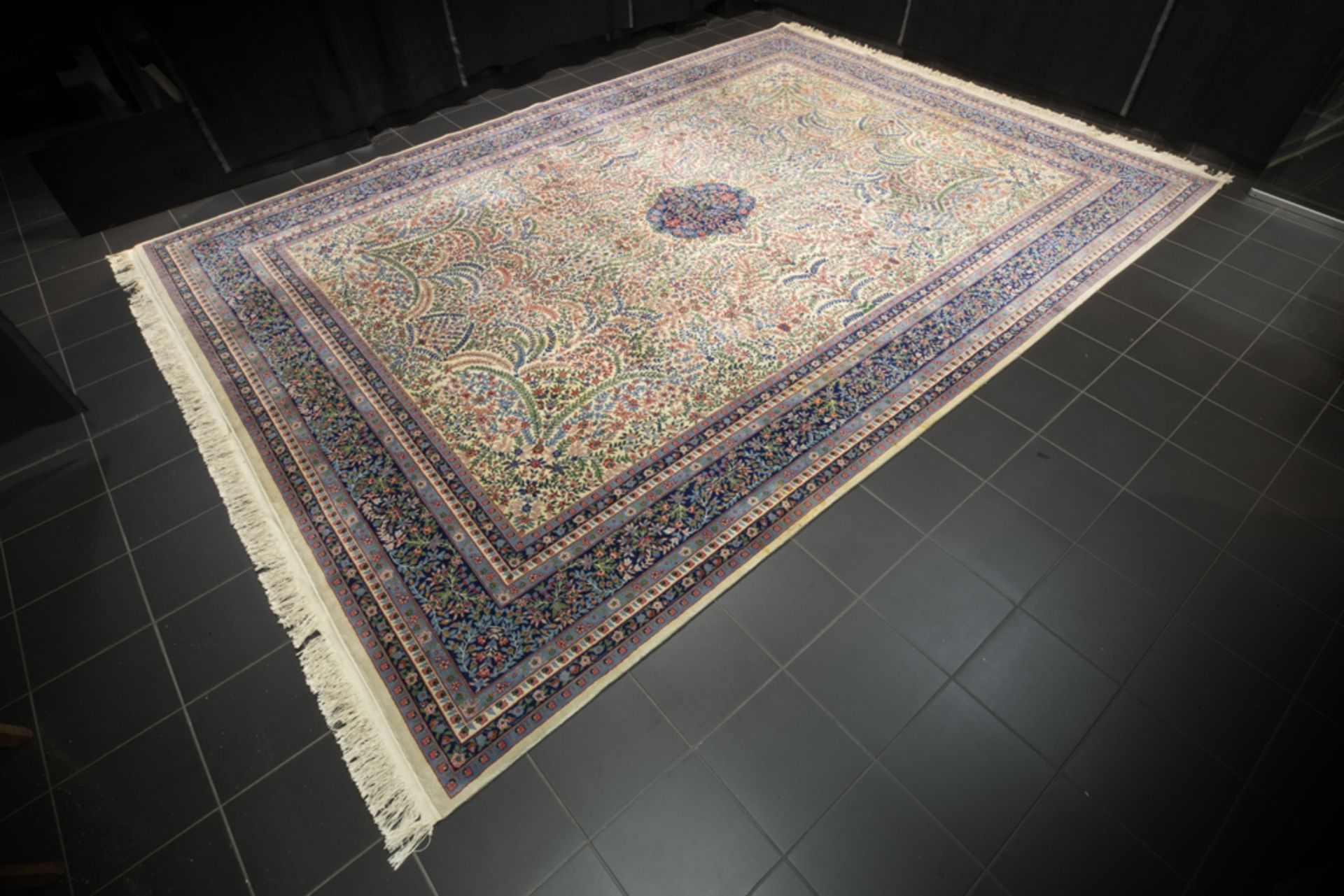 beautiful Persian Kerman in wool || Mooie Perzische Kirman met een rijk uitgewerkt floraal decor