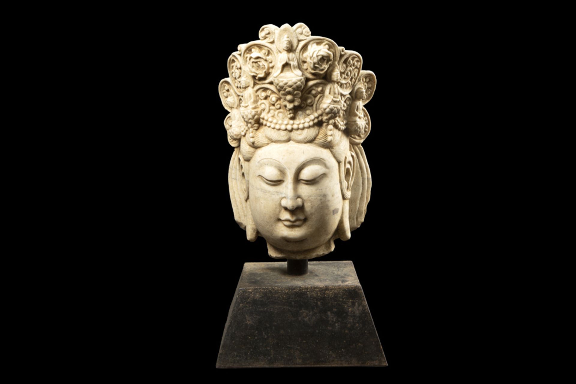 Japanese "Crowned Quan Yin Head" sculpture in white marble || Mooie Japanse sculptuur in witte