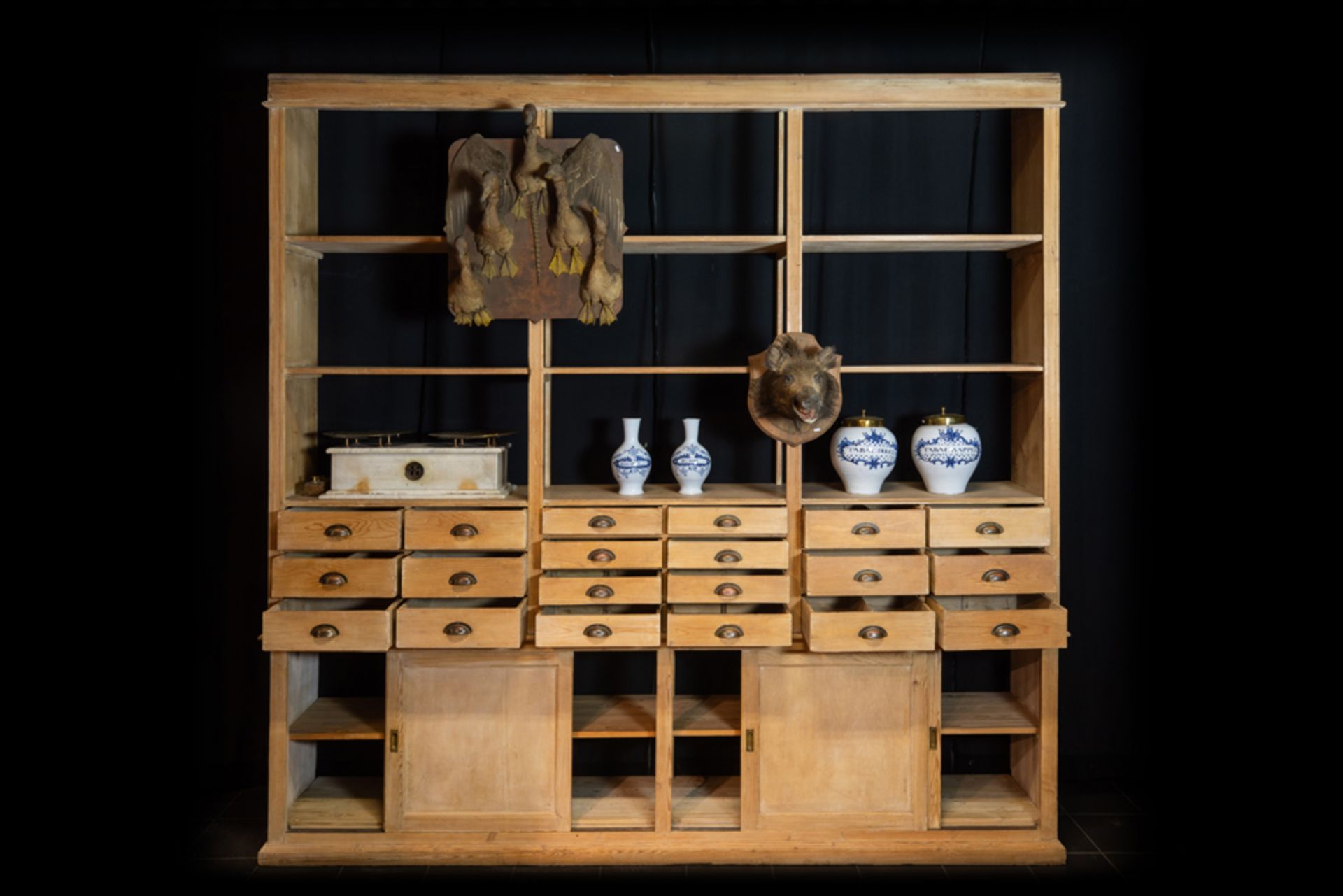 antique pharmacy shop's cabinet in pine || 'Antiek' apothekersmeubel in grenenhout met onderaan vier - Bild 2 aus 2