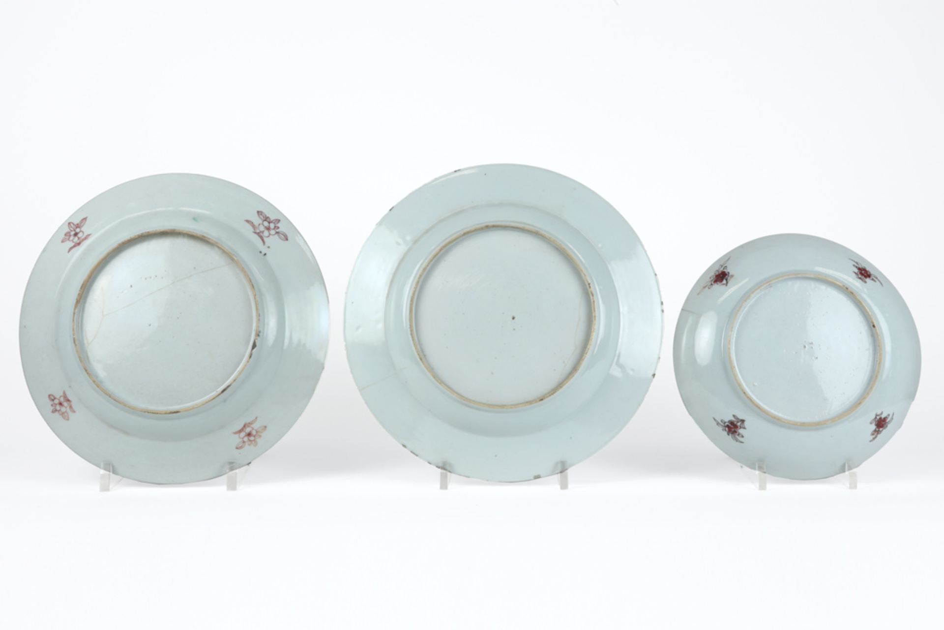 three 18th Cent. Chinese dishes in porcelain with 'Famille Rose' decors || Lot van drie achttiende - Bild 2 aus 2