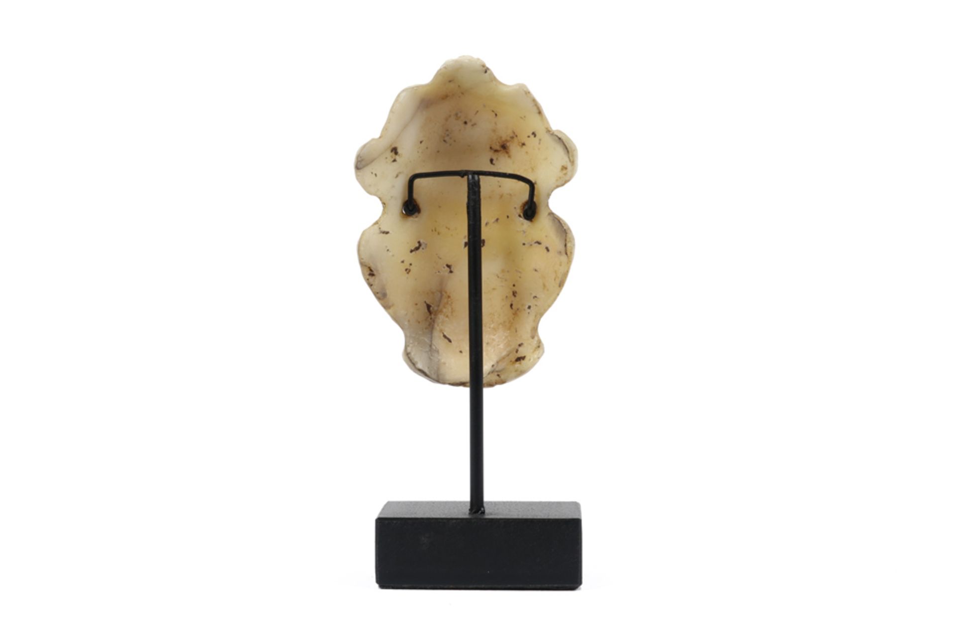 Caribbean Taino Culture bone sculpture/pendant with a stylised anthropomorphic design with a - Bild 2 aus 3