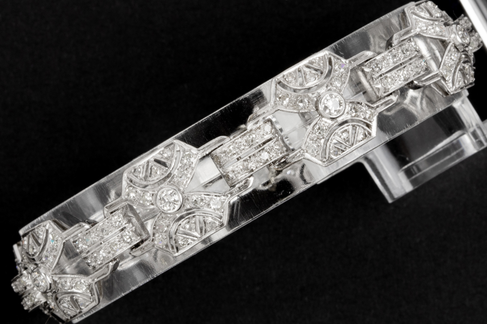 nice Art Deco bracelet in platinum with ca 3,50 carat of quality old brilliant cut diamonds ||