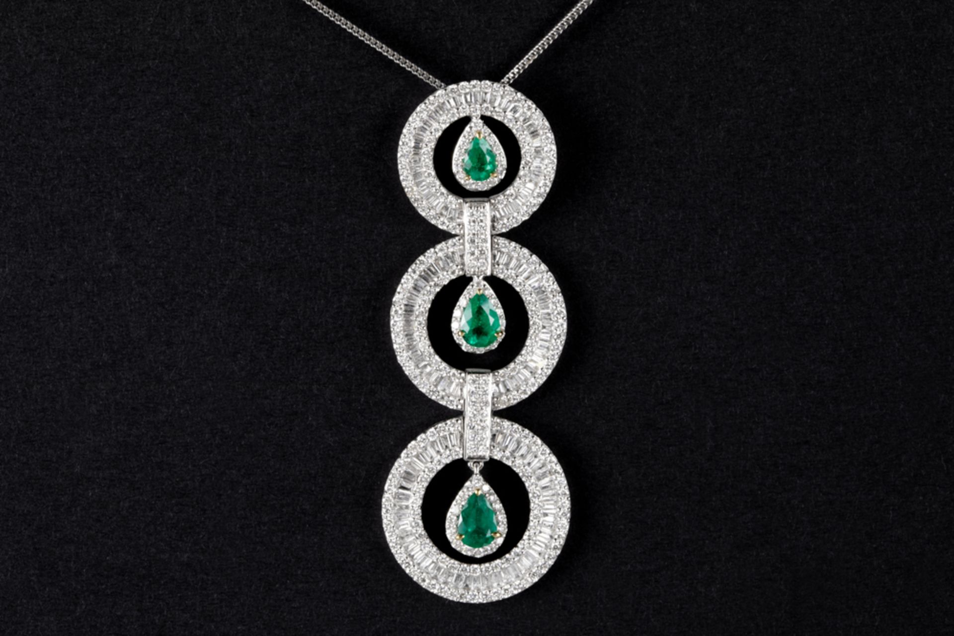 quite special pendant in white gold (18 carat) with ca 1,60 carat of Colombian emeralds and circa