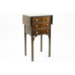 small antique English cabinet in mahogany || Antiek Engels bijzetmeubeltje in acajou met drie