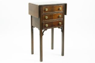 small antique English cabinet in mahogany || Antiek Engels bijzetmeubeltje in acajou met drie