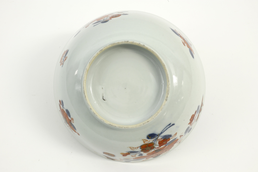 18th Cent. Chinese bowl in porcelain with a floral Imari decor || Achttiende eeuwse Chinese bowl - Image 3 of 3