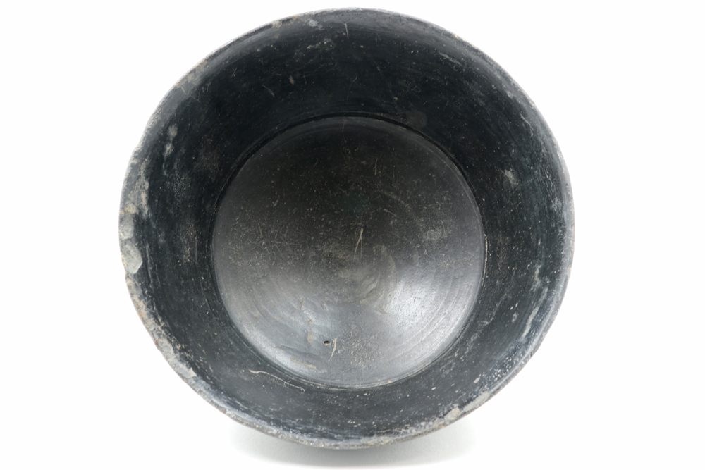 small Ancient Italian Etruscan "Bucchero" dish in black earthenware || OUD ITALIE - ETRUSKISCHE - Image 3 of 4