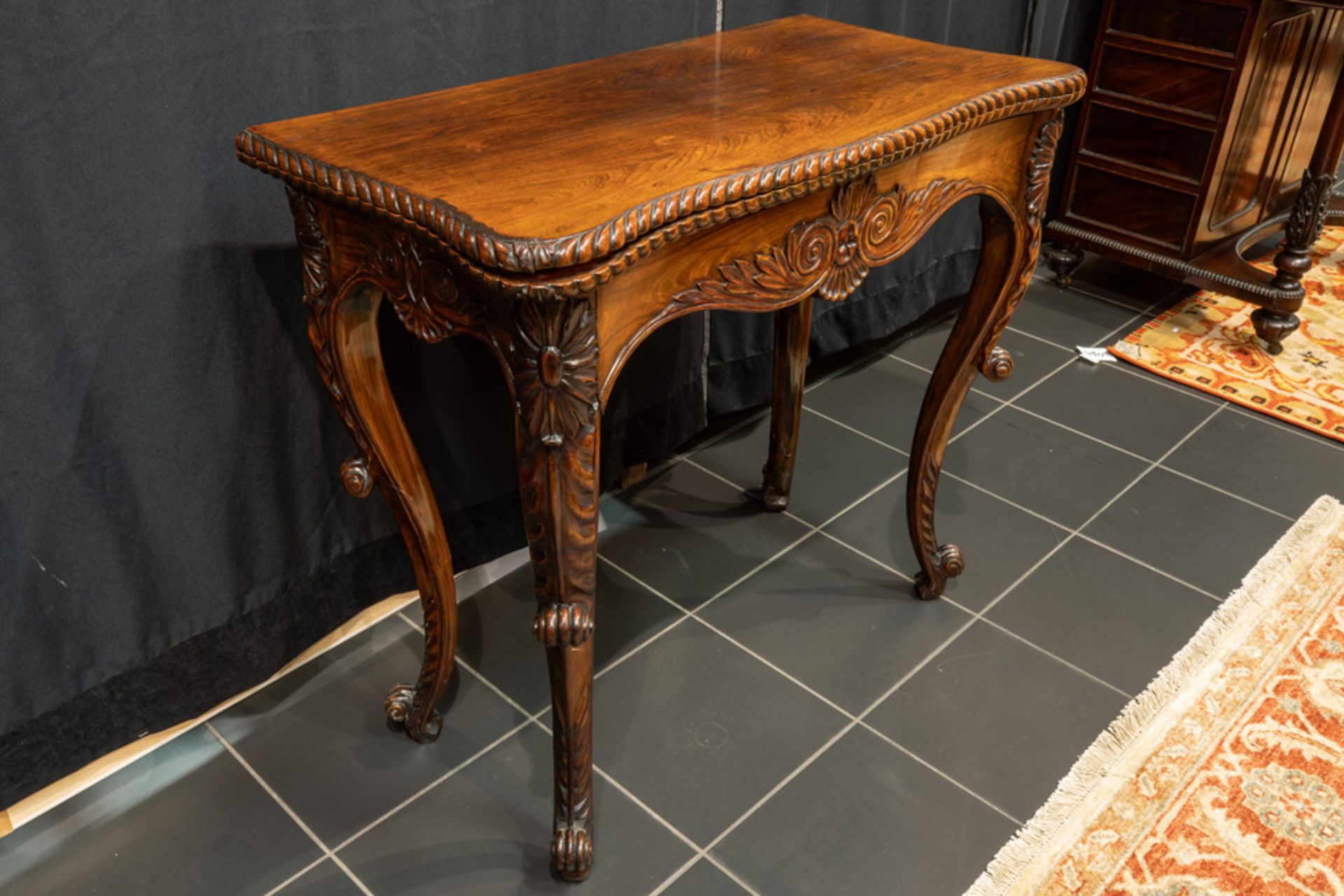 early 19th Cent. games-table in mahogany with finely sculpted ornamentation || Vroeg negentiende - Bild 3 aus 4
