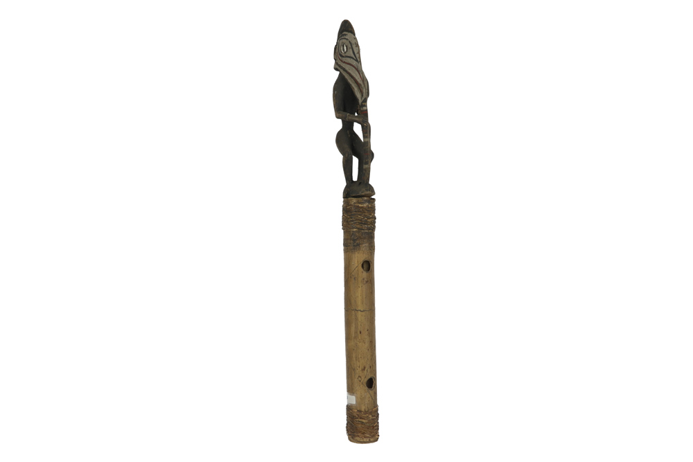 Papua New Guinean Middle Sepik flute stick in bamboo and wood || PAPOEASIE NIEUW - GUINEA - MIDDEN - Image 2 of 5