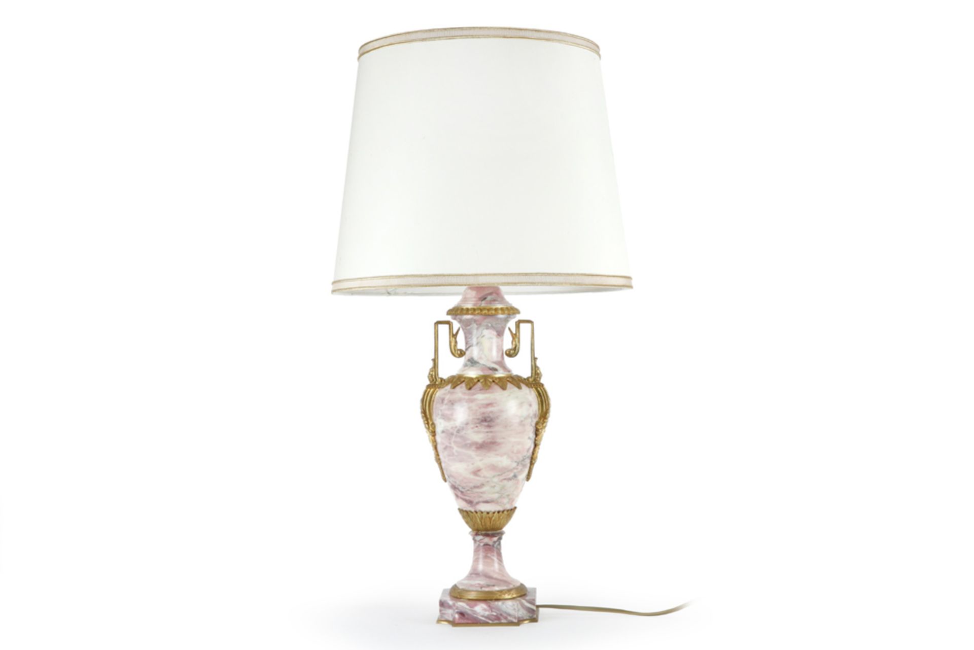 antique lidded vase in marble and gilded bronze, made into a lamp || Antieke cassoletvaas in - Image 2 of 2