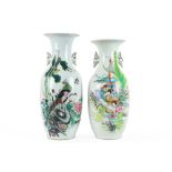 two Chinese Republic period vases in porcelain with a polychrome decor || Lot van twee Chinese vazen