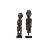 two Dayak amulet sculptures in wood with typical anthropomorphic features || INDONESIË / BORNEO