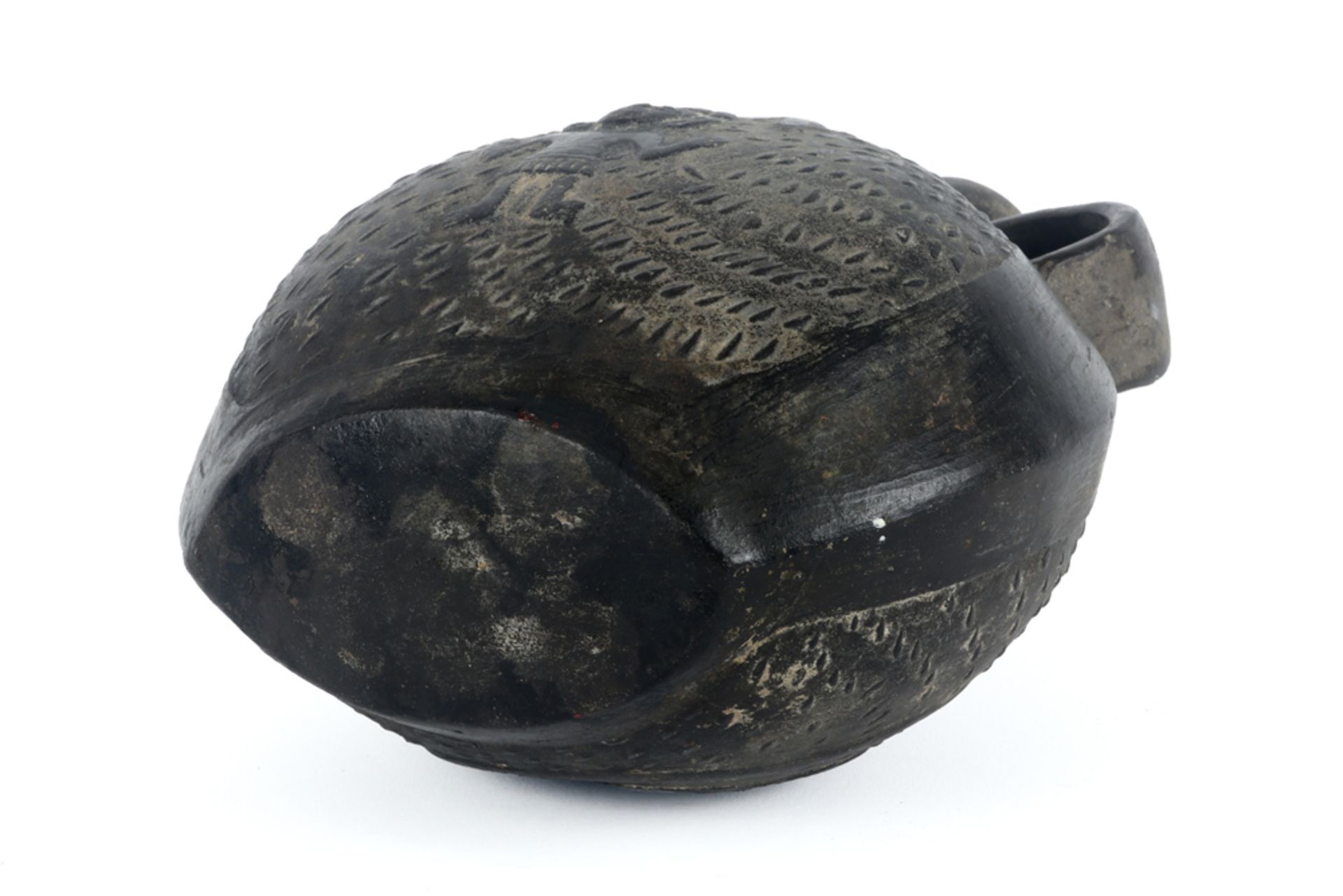 Pre-columbian pitcher in earthenware || Precolumbiaanse kruik in aardewerk met aan de ene zijde - Image 6 of 6