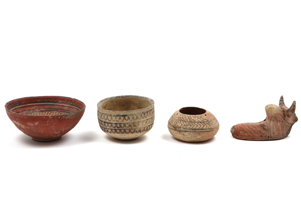 four pieces of Ancient Pakistan Baluchistan Indus Culture Nindowari earthenware : a zeeboe and three - Image 2 of 3