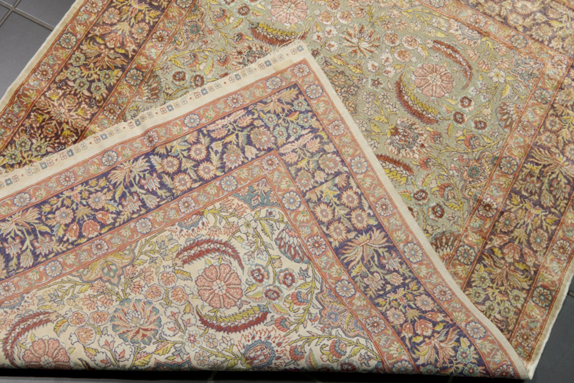 finely knotted oriental rug in silk and gold threat || Fijn geknoopt Oosters tapijt in zijde en - Bild 2 aus 2