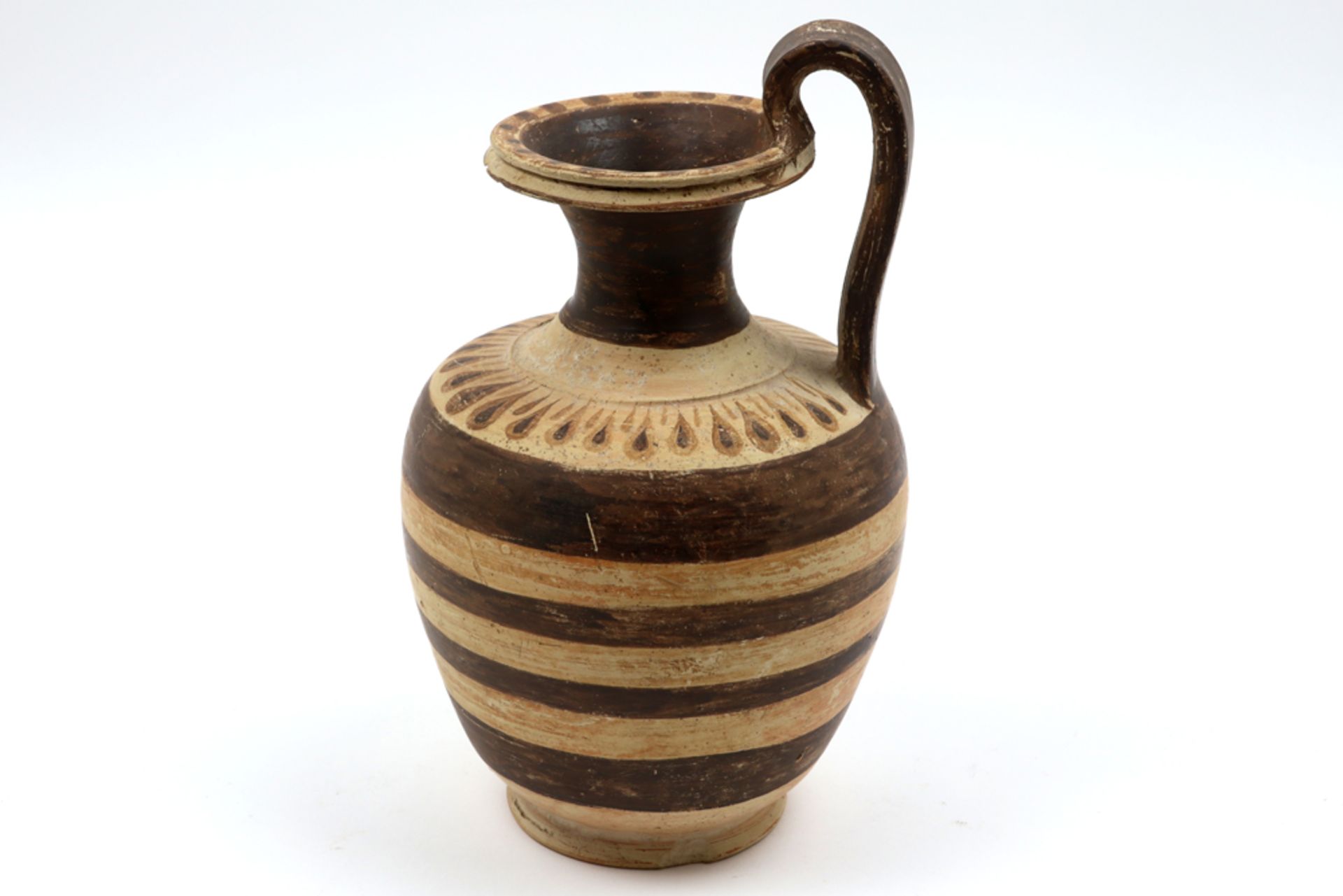 Ancient Greece South Italian pitcherin painted earthenware || OUD GRIEKENLAND - ZUID-ITALIË kruik in - Image 2 of 4