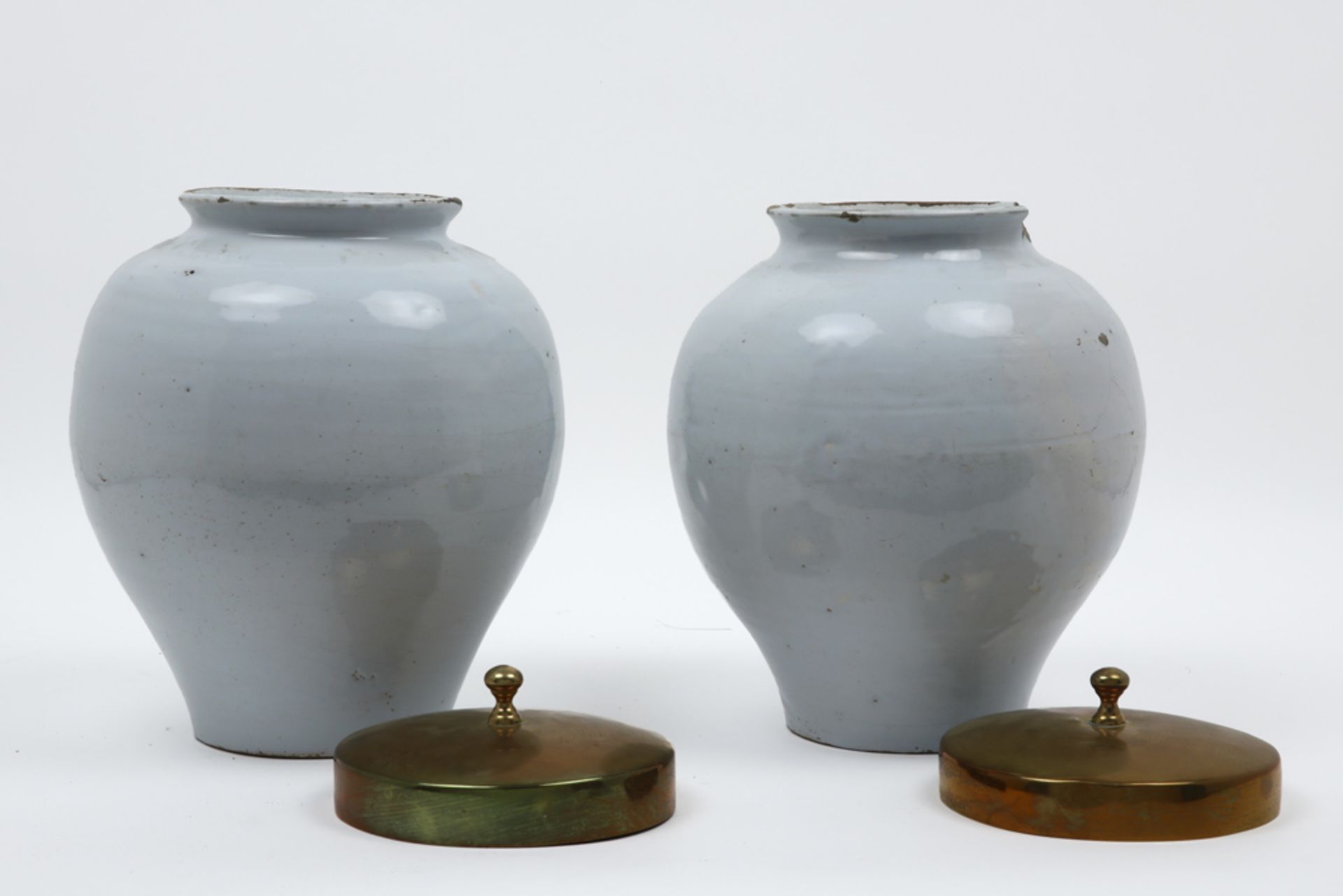 pair of antique tobacco jars in ceramic from Delt - with brass lids || Paar antieke tabakspotten - Bild 3 aus 5