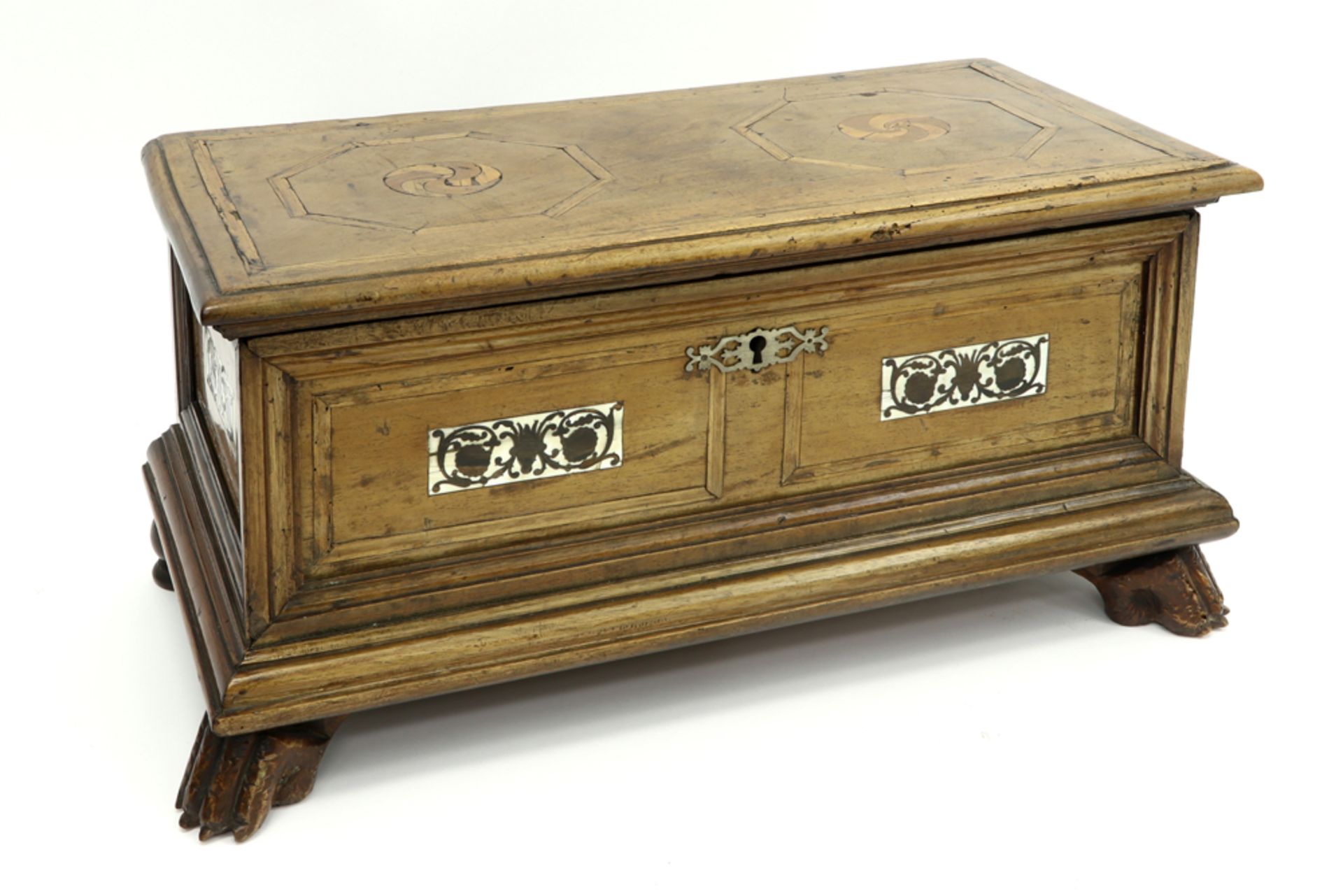 small 17th Cent. chest in walnut with inlay || Zeventiende eeuws koffertje in notelaar versierd - Image 2 of 3