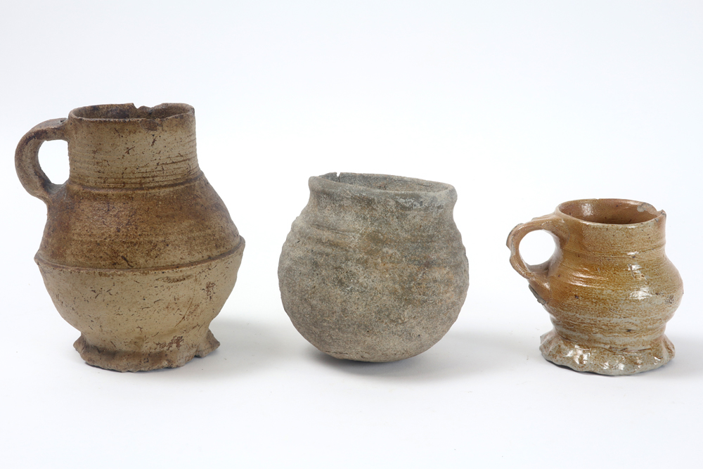 three pieces of earthenware from Raeren to be dated between 1300 and 1500 || Lot van drie stuks - Image 2 of 4