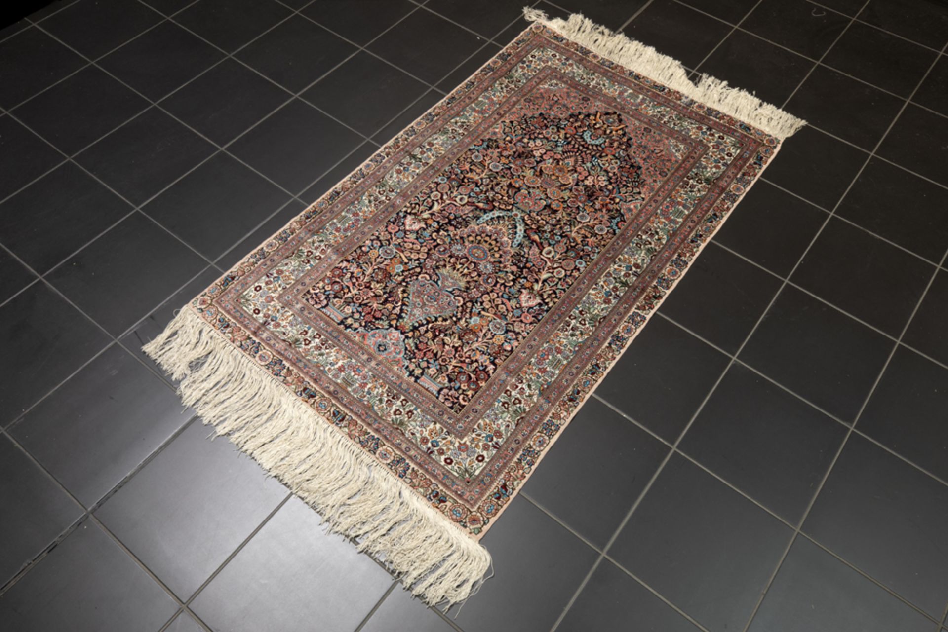 hand knotted praying rug in silk with a typical mihrab || Saph in zijde op zijde met een bidtekening