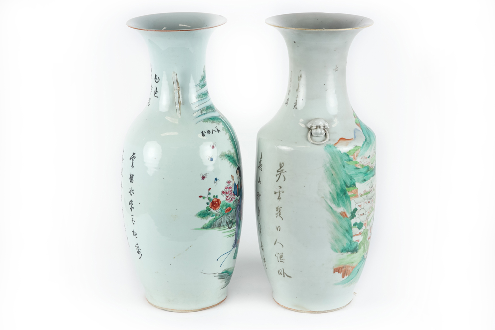 two Chinese Republic period vases in porcelain with a polychrome decor || Lot van twee Chinese vazen - Image 3 of 5