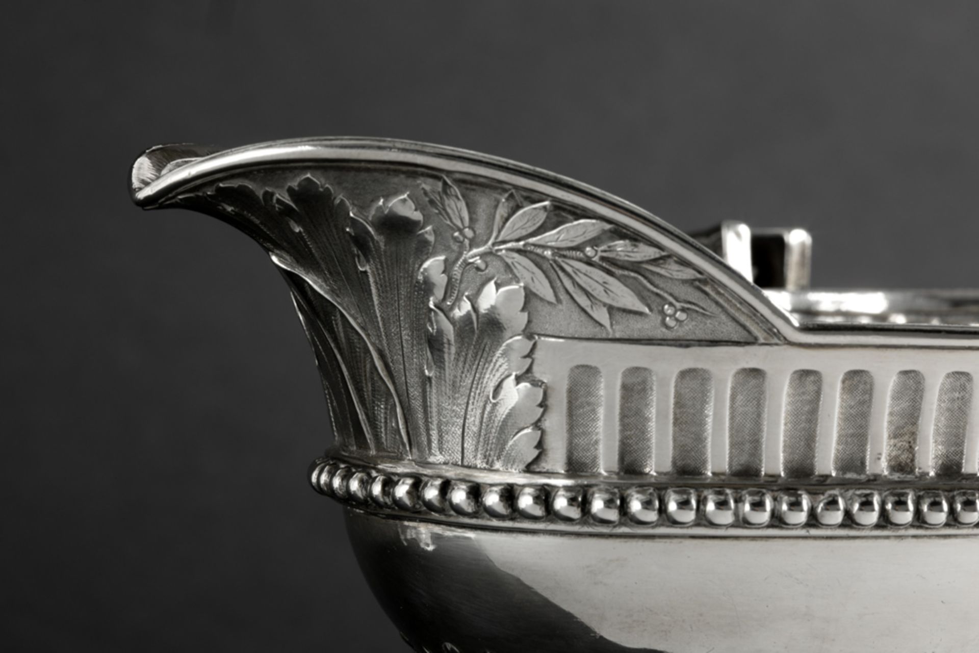 18th Cent. French neoclassical sauce boat in marked silver (with crowned G and 89) || Achttiende - Image 4 of 5