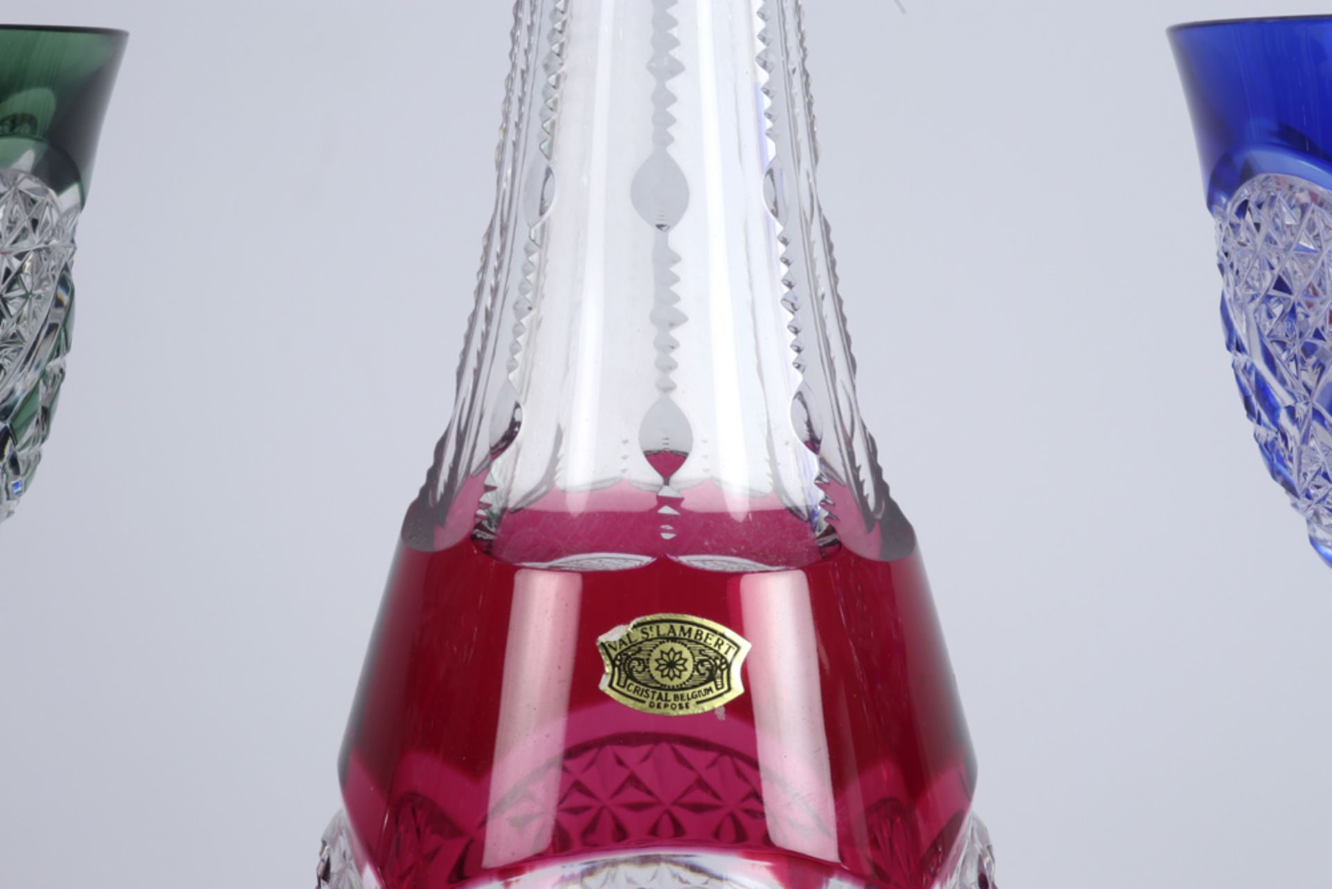 5 pieces of Belgian VSL crystal four glasses and a decanter || Lot gekleurd en geslepen kristal - Image 2 of 3