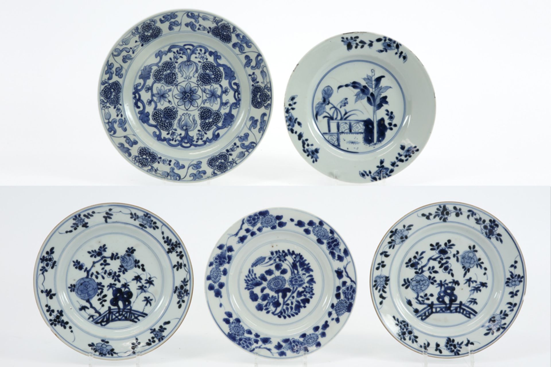 five 18th Cent. Chinese dishes in porcelain with blue-white decor || Lot (5) achttiende eeuws