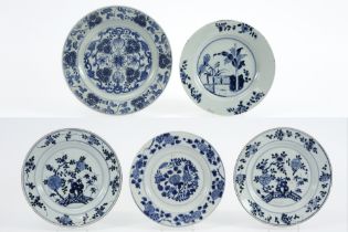 five 18th Cent. Chinese dishes in porcelain with blue-white decor || Lot (5) achttiende eeuws