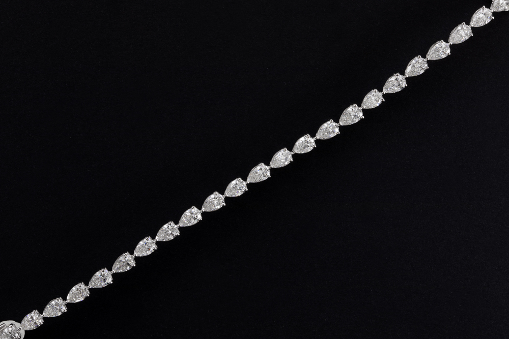 beautiful bracelet in white gold (18 carat) with 12,88 carat of very high quality pear cut CVD