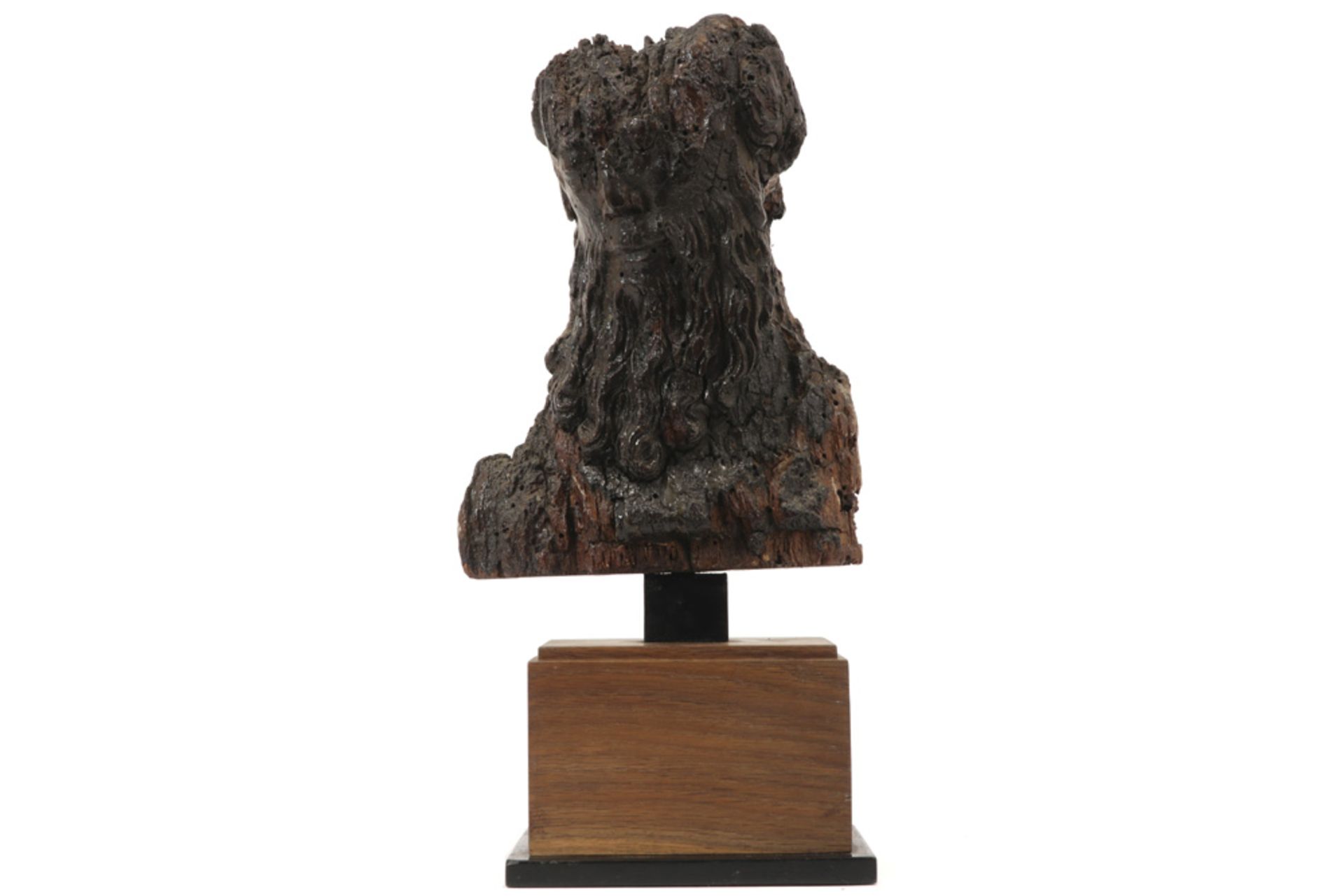 17th Cent. remain of a sculpture in wood of a bust || Restant van een zeventiende eeuwse houten