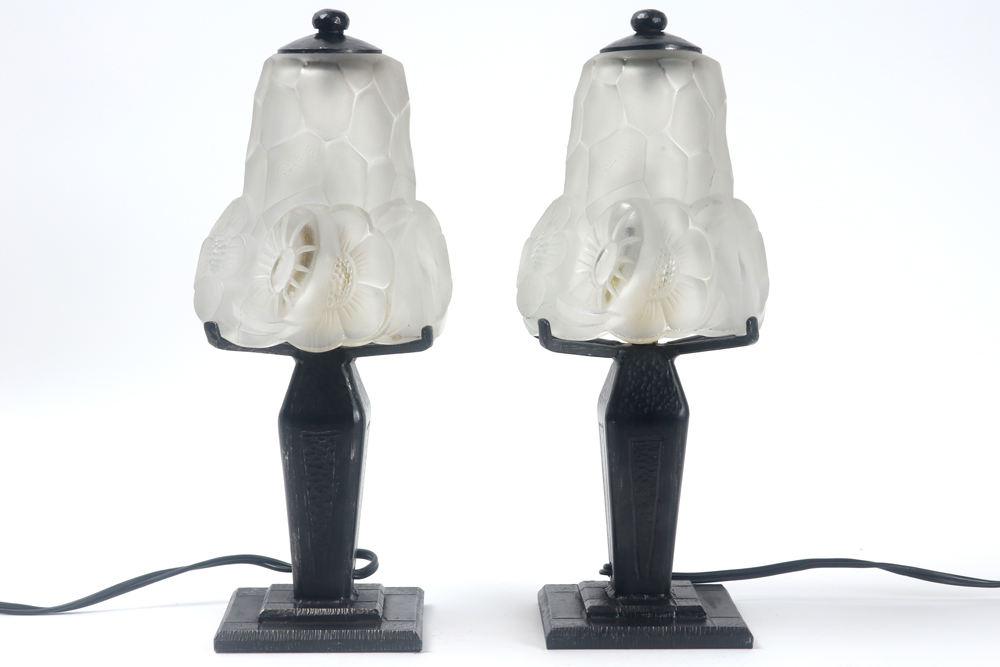 pair of Degué signed Art Deco lamps in wrought iron and glass || DEGUE paar Art Deco-lampen met voet - Image 2 of 4