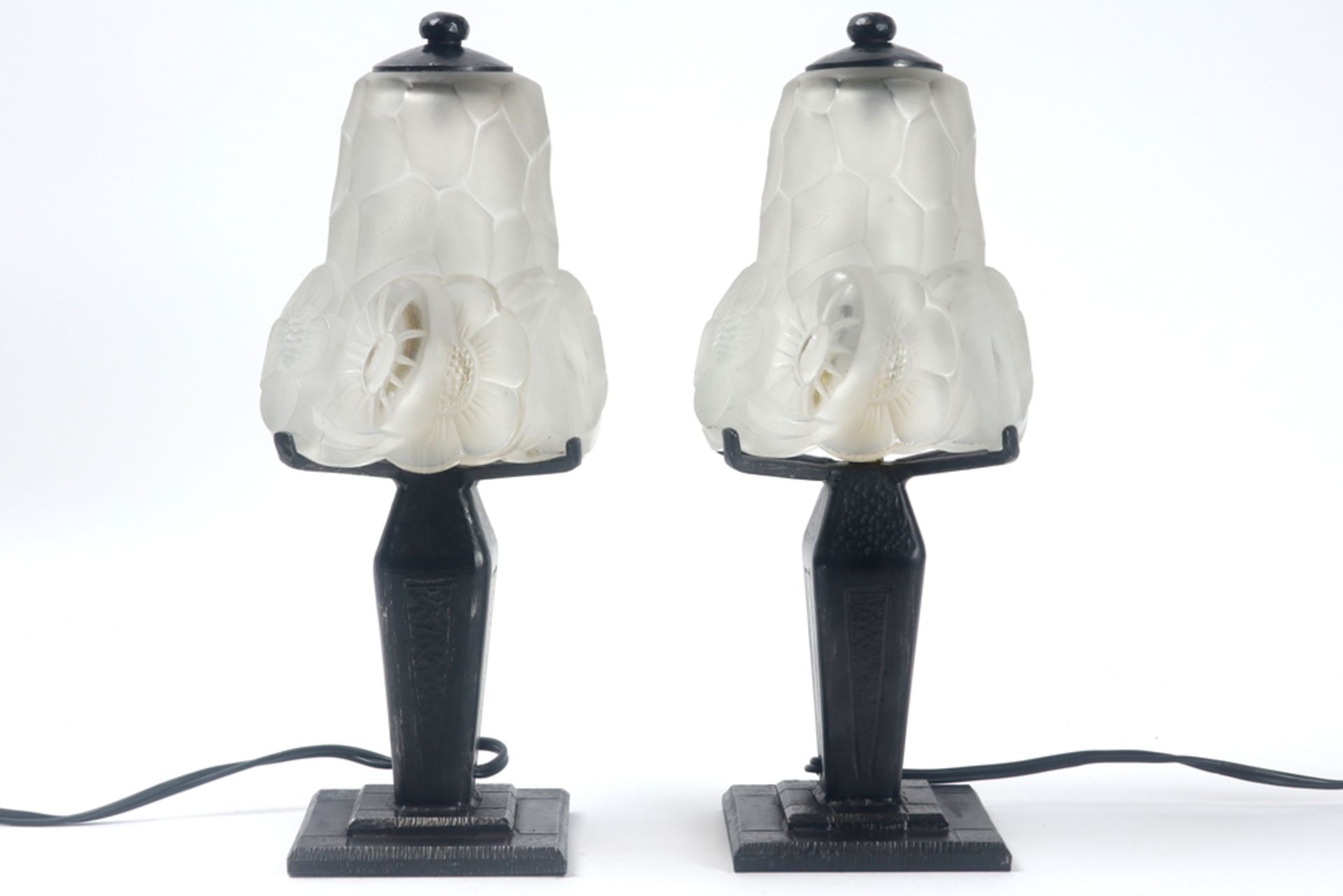 pair of Degué signed Art Deco lamps in wrought iron and glass || DEGUE paar Art Deco-lampen met voet - Bild 2 aus 4