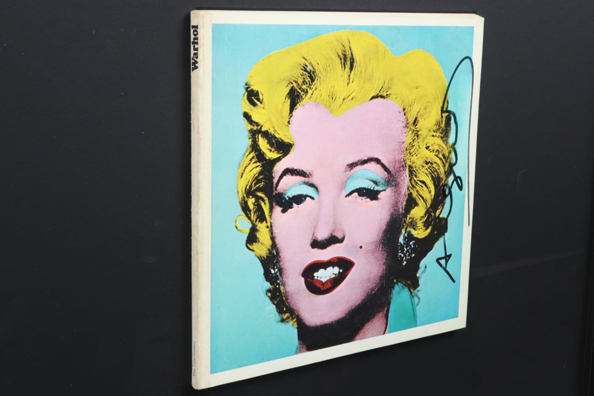 framed Andy Warhol signed catalogue of the 1971 Tate Gallery Exhibition with "Marilyn Monroe" on the - Bild 2 aus 4