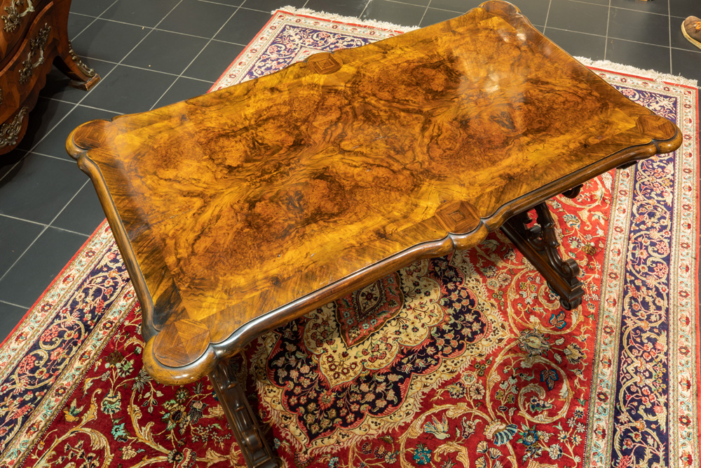 superb early 19th Cent., presumably English Regency period, table in burr and mahogany || Superbe - Image 3 of 3