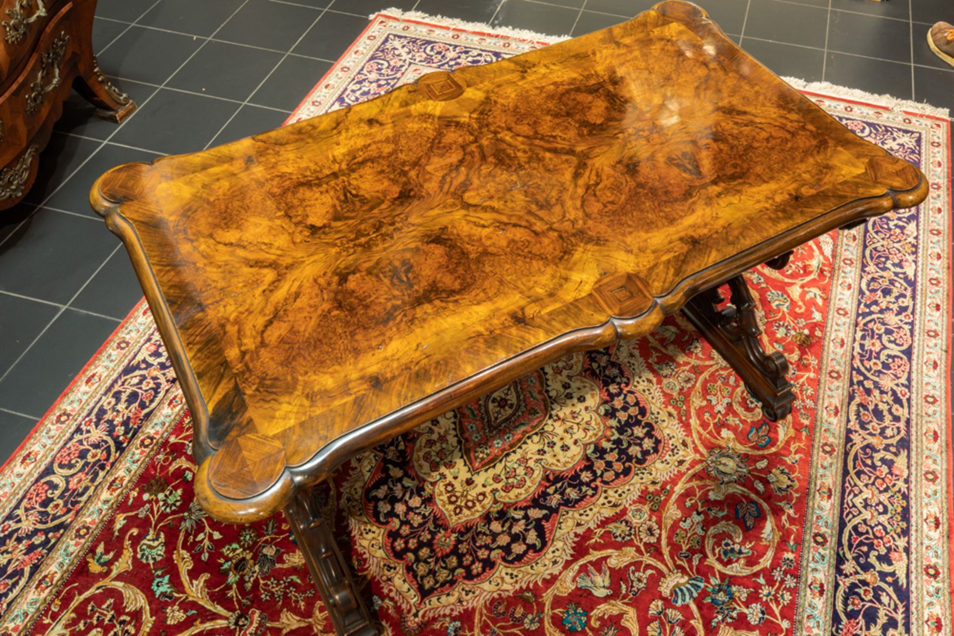 superb early 19th Cent., presumably English Regency period, table in burr and mahogany || Superbe - Bild 3 aus 3