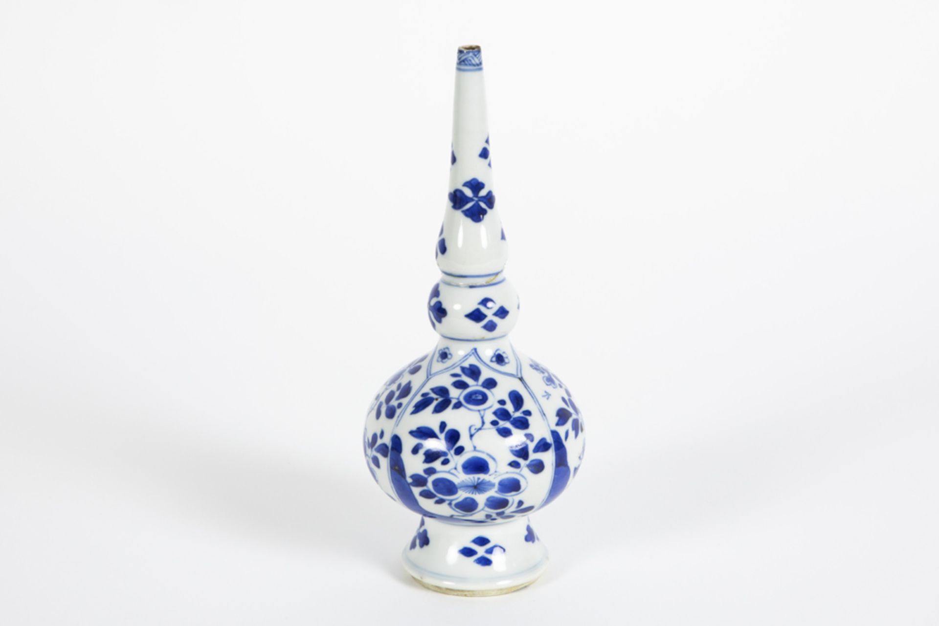 18th Cent. Chinese Kang Xi period flask in porcelain with a floral blue-white decor || Achttiende - Bild 3 aus 6