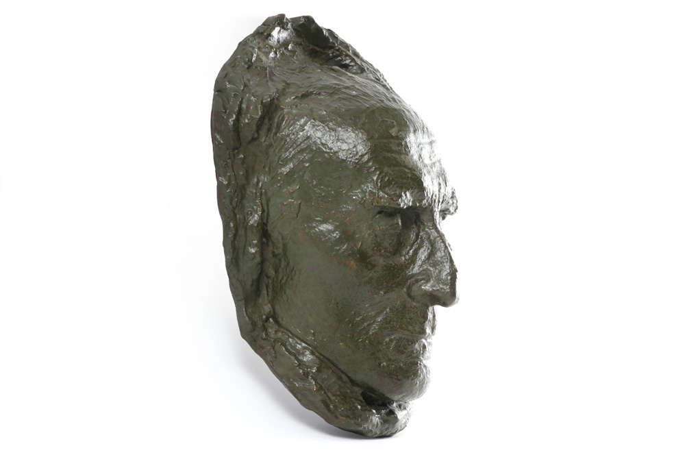 four plaster sculptures || Lot met gipsen items : drie wandsculpturen en een dodenmasker, - Image 3 of 6