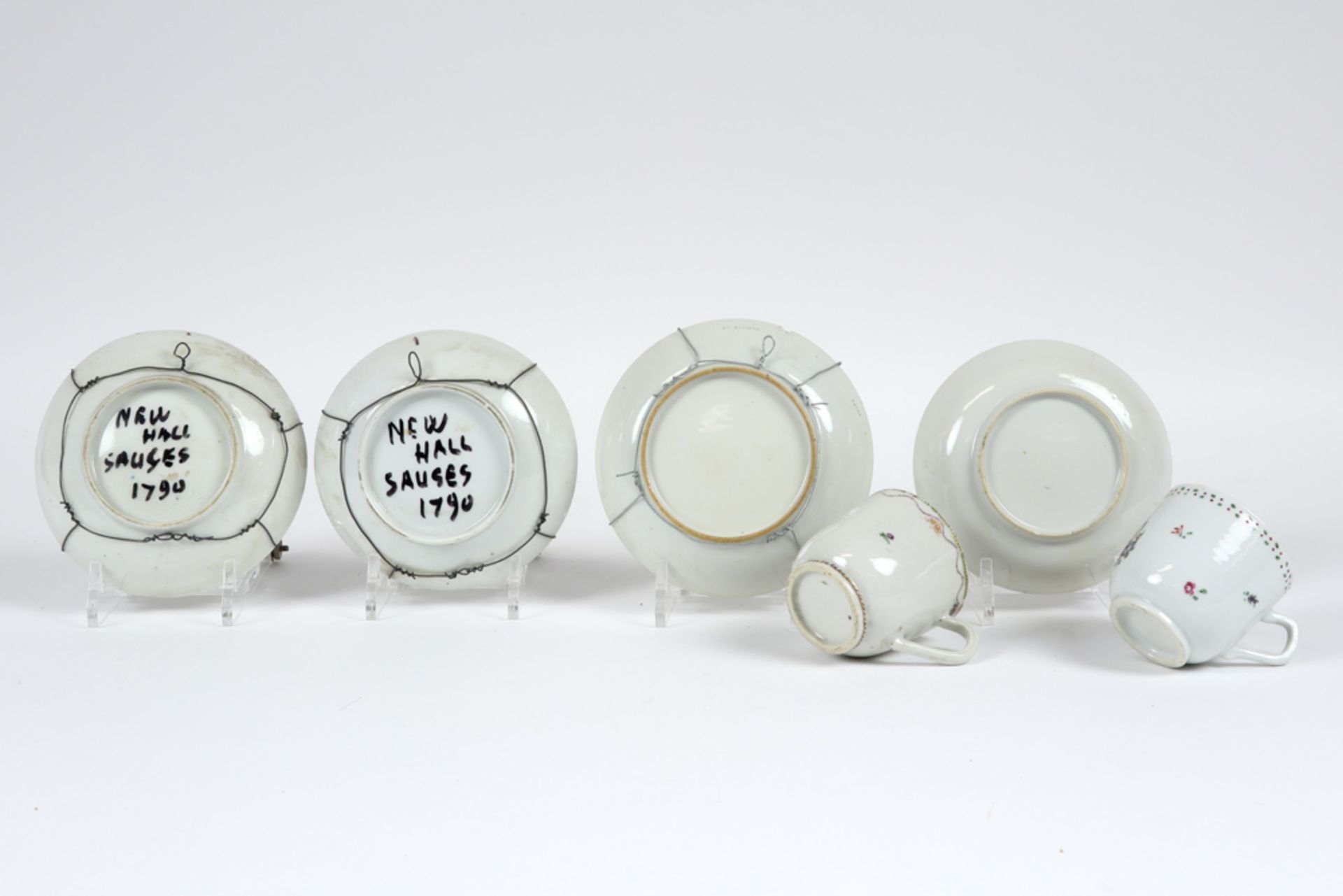 various lot with 18th Cent. porcelain : two Chinese sets of cup and saucer and two small English " - Bild 2 aus 2