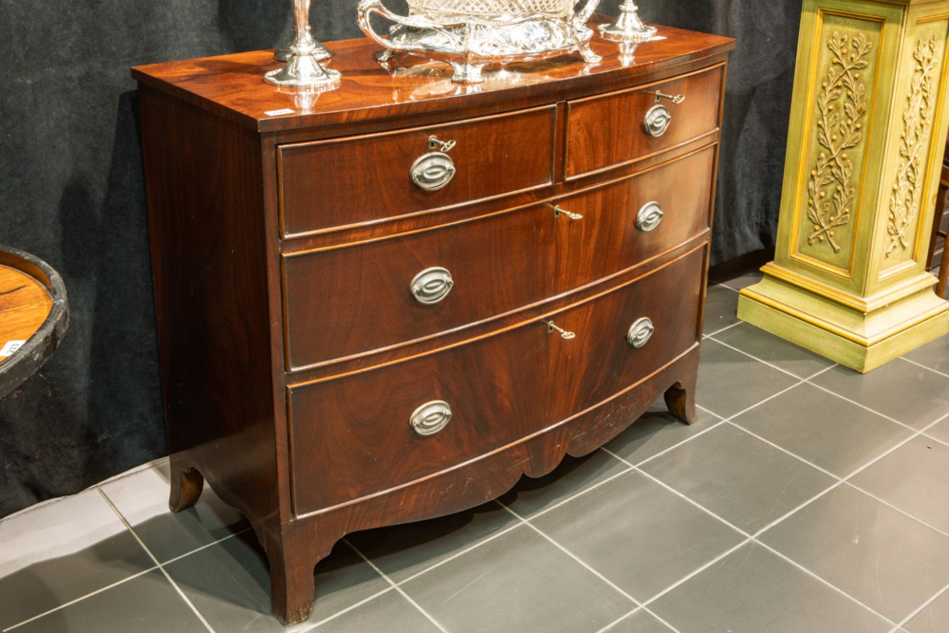 antique English chest of drawers in mahogany || Antieke Engelse commode met gegalbeerd front in - Bild 3 aus 3