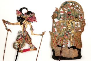 two 'Wayang' shadow puppets || Lot van twee mooie Indonesische zgn 'Wajang' schaduwpoppen