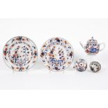 5 pieces of 18th Cent. Chinese porcelain with Imari decor amongst which a tea pot || Lot (5)