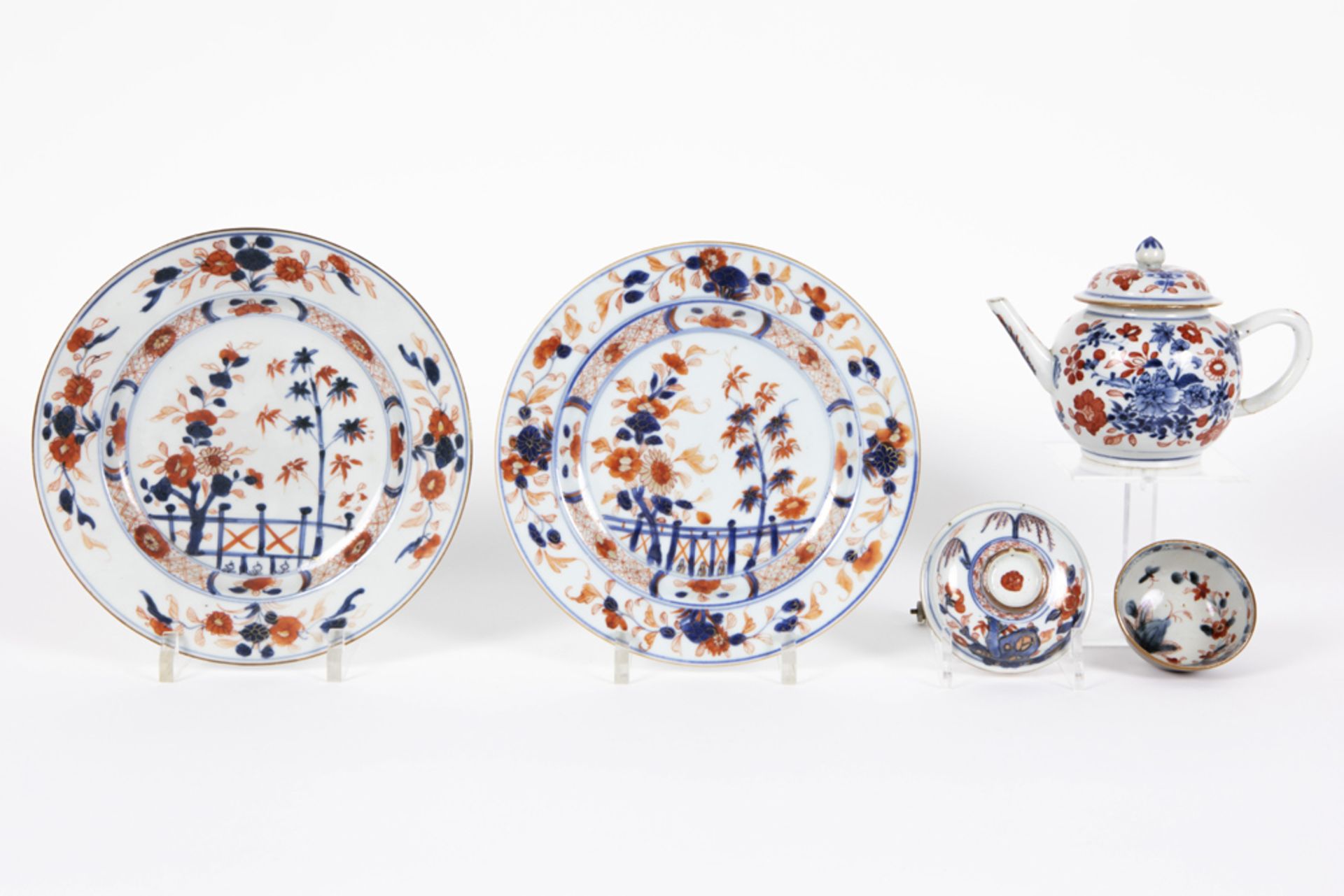 5 pieces of 18th Cent. Chinese porcelain with Imari decor amongst which a tea pot || Lot (5)