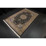 beautiful Persian rug in silk from Qom or Teheran || Prachtig Perzisch tapijt (Ghoum of Teheran)